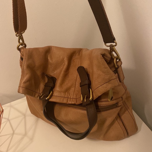 Like new, genuine leather FOSSIL handbag, features gold hardware 🤩 - Picture 7 of 10